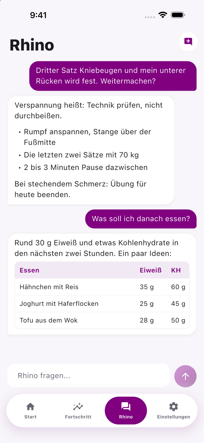 Der Rhino-Tab mit einem Gespräch über einen verspannten unteren Rücken und Mahlzeiten nach dem Training, einer Tabelle mit Mahlzeiten samt Protein und Kohlenhydraten und dem Eingabefeld über der Tab-Leiste
