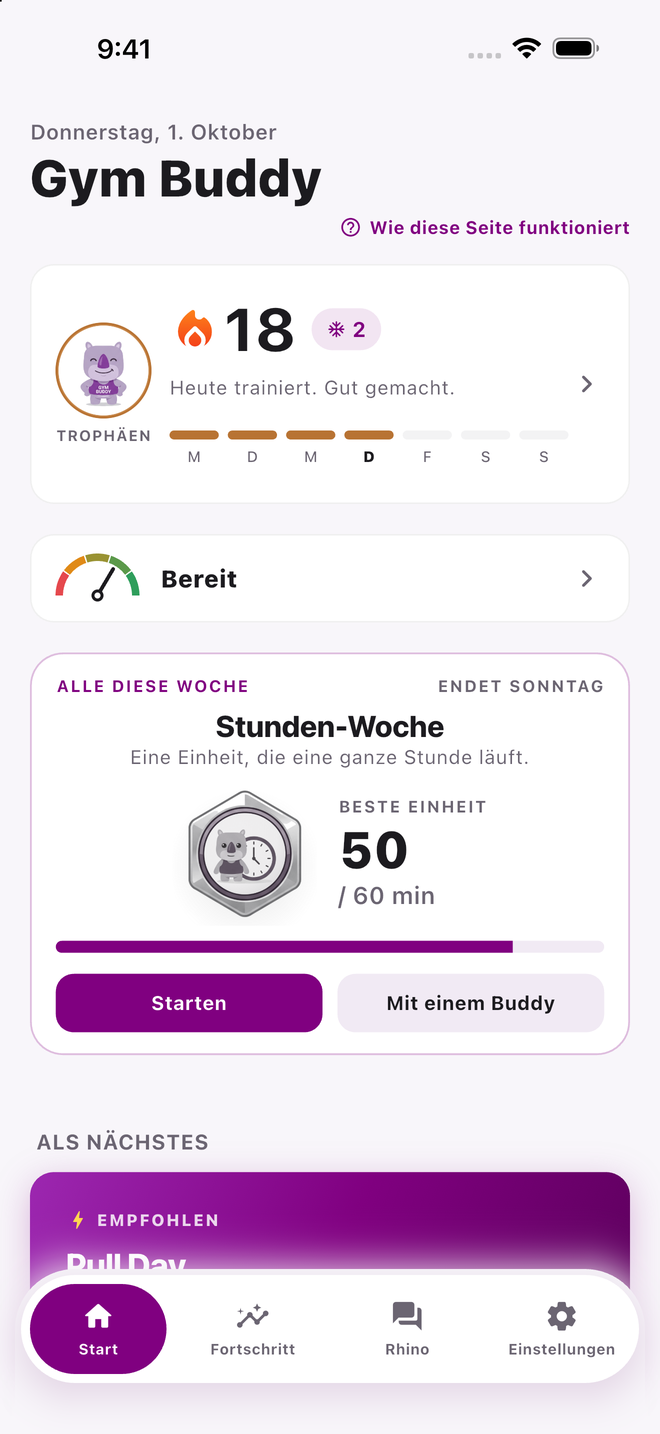 Startbildschirm von Gym Buddy mit Datumszeile und Gym-Buddy-Schriftzug, einer Karte mit 18-Tage-Serie, Flamme und Chip für die Schutztage, der Bereitschaftszeile mit „Bereit“, der Karte zum Wochen-Event Stunden-Woche, dem empfohlenen Workout Pull Day und der schwebenden Tab-Leiste