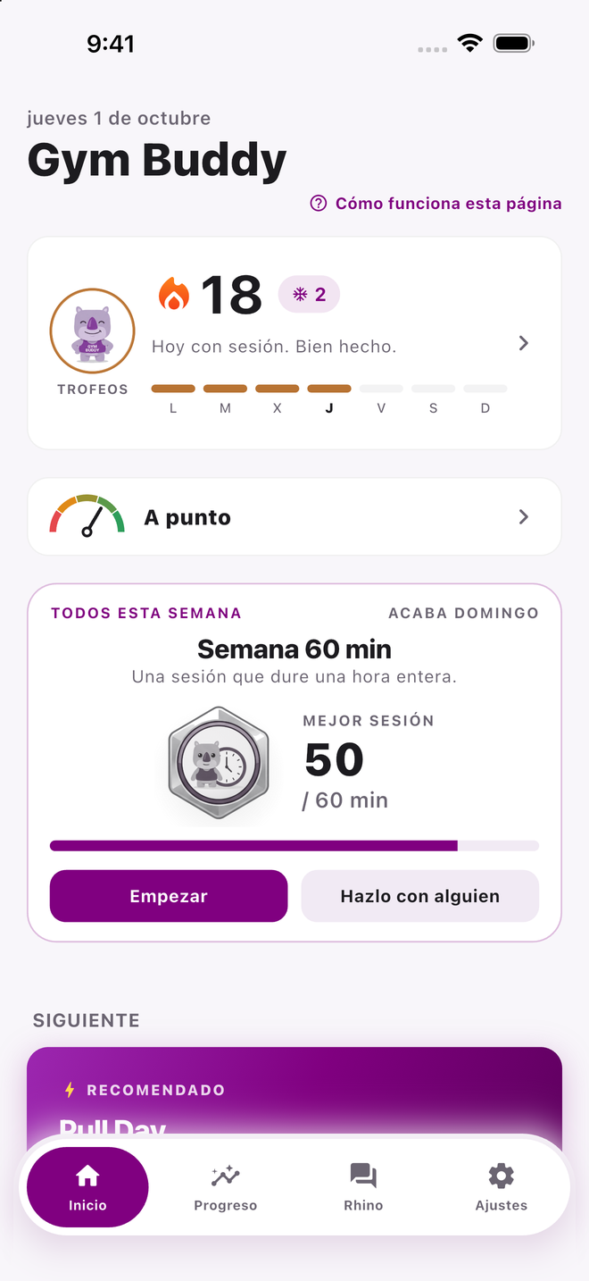 Pantalla de Inicio de Gym Buddy con la fecha arriba y el logotipo de Gym Buddy, una tarjeta de racha de 18 días con una llama y una etiqueta de días de protección, la fila de preparación que marca “A punto”, la tarjeta del evento Semana 60 min, el entrenamiento recomendado Pull Day y la barra de pestañas flotante