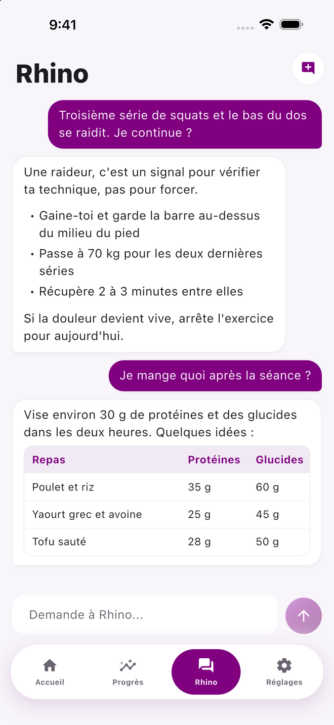 L’onglet Rhino avec une conversation sur des tensions dans le bas du dos et les repas après l’entraînement, un tableau de repas avec protéines et glucides, et le champ de saisie au-dessus de la barre d’onglets