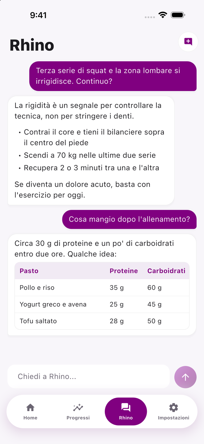 La scheda Rhino con una conversazione su una tensione alla zona lombare e sui pasti dopo l’allenamento, una tabella di pasti con proteine e carboidrati, e il campo di scrittura sopra la barra delle schede