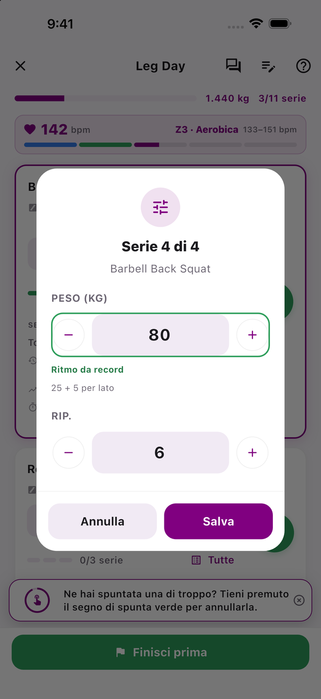 La finestra di modifica della serie sopra la schermata dell’allenamento, con i pulsanti più e meno per peso e ripetizioni