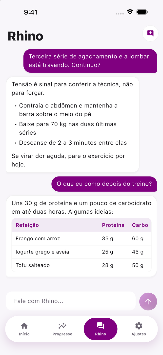 A aba Rhino com uma conversa sobre tensão na lombar e refeições pós-treino, uma tabela de refeições com proteínas e carboidratos, e o campo de mensagem acima da barra de abas