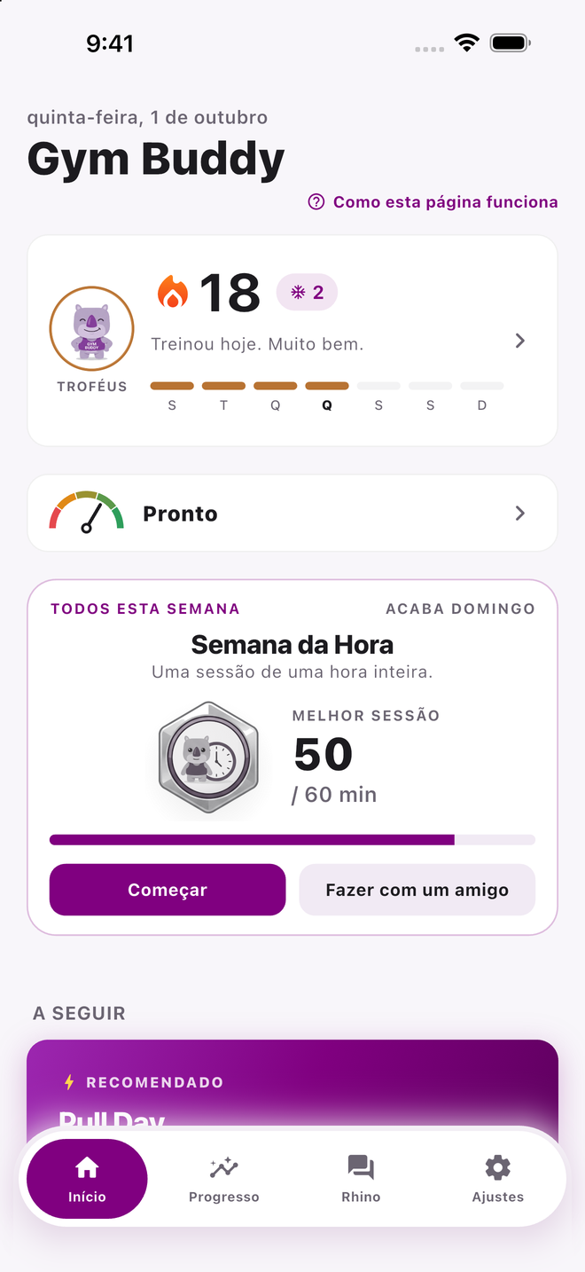 Tela do Início do Gym Buddy com a data no topo e o logotipo do Gym Buddy, um cartão de sequência de 18 dias com uma chama e um selo de dias protegidos, a linha de prontidão marcando “Pronto”, o cartão do evento Semana da Hora, o treino recomendado Pull Day e a barra de abas flutuante